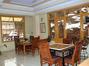 Una Comfort Nandini Hotel Dharamshala Buitenkant foto